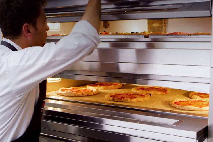 Cottura pizza professionale: Forni e tecniche per Pizzerie